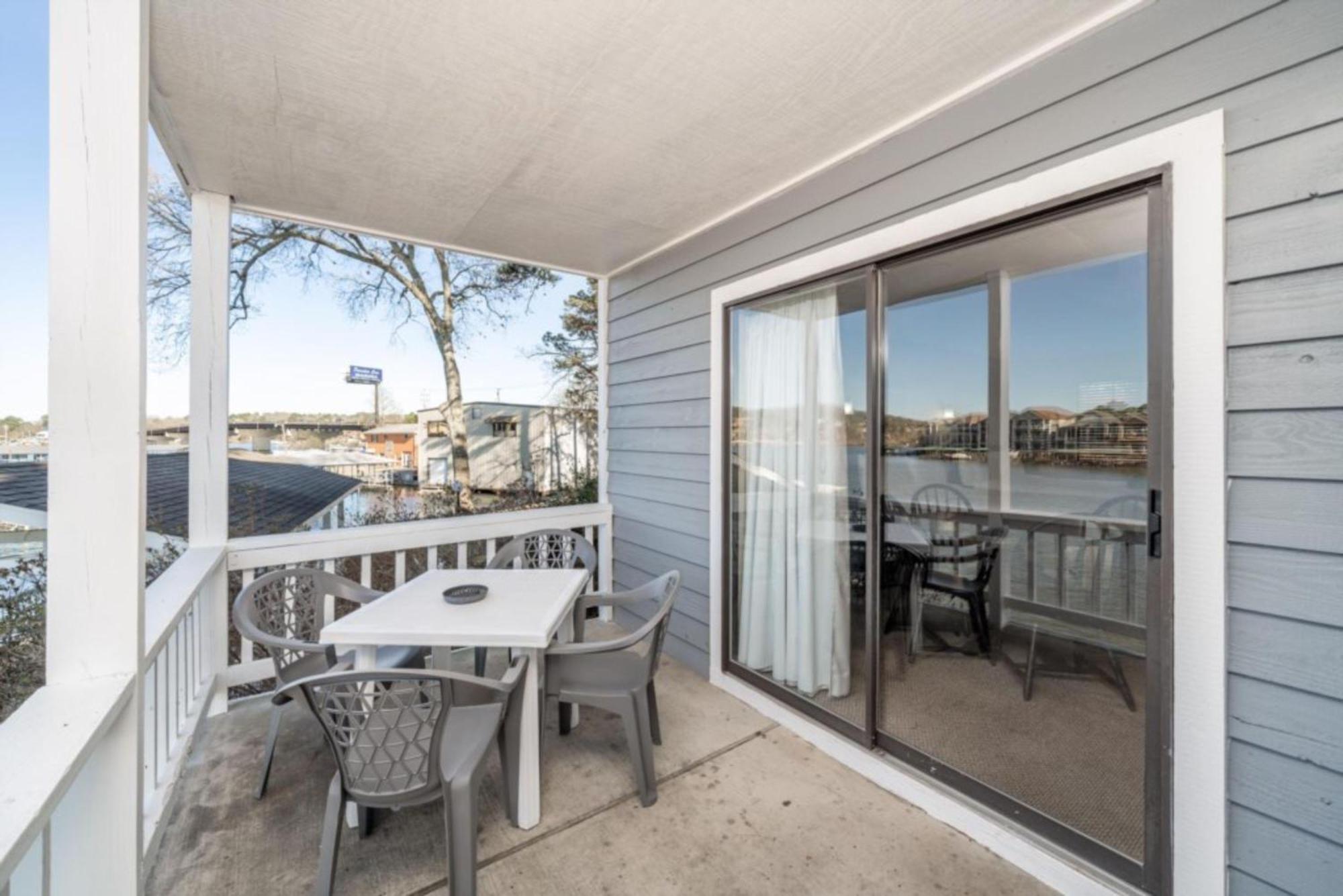 The Hamilton - Lakefront & Studio Suites, Hot Springs Room photo